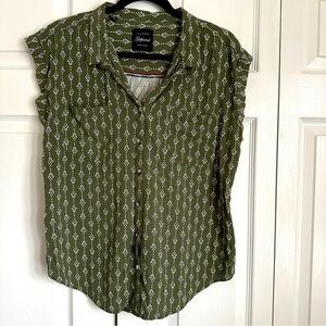 Jachs Girlfriend NY Womens Green Geo Top Sz L Button-Up Geometric Pockets Aztec
